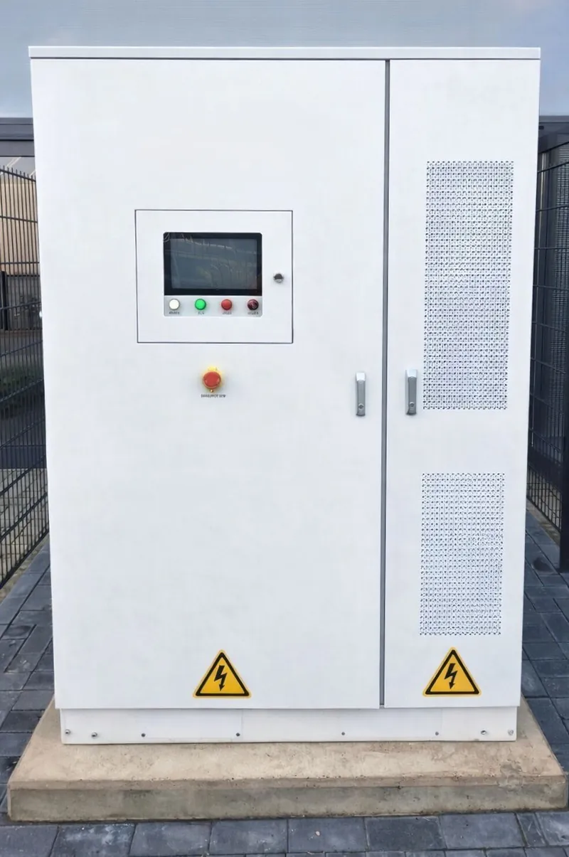 Batteriespeicher BESS-215 (CP200L) in Frontansicht mit Bedienfeld, aufgestellt auf einem Betonsockel