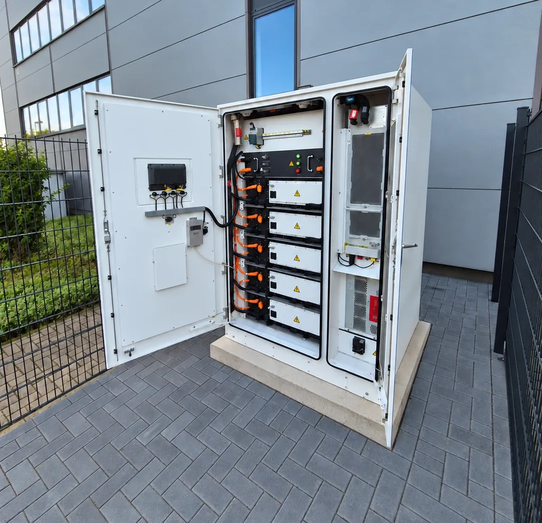 Ge&ouml;ffneter Batteriespeicher am Standort Ibbenb&uuml;ren mit gestapelten LFP-Batteriemodulen, Batteriemanagement und Steuerung