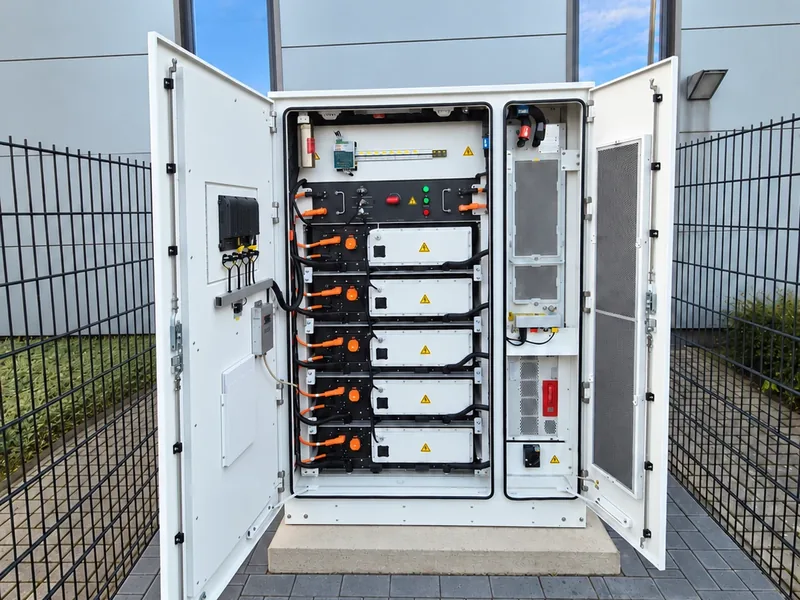 Ge&ouml;ffneter Batteriespeicher am Standort Ibbenb&uuml;ren mit sichtbaren Batteriemodulen und Steuerung