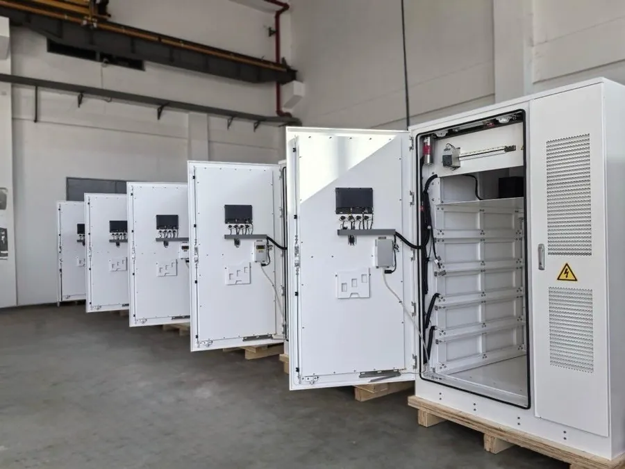 Ge&ouml;ffnete Batterieschr&auml;nke in der Fertigung, noch ohne Batteriemodule