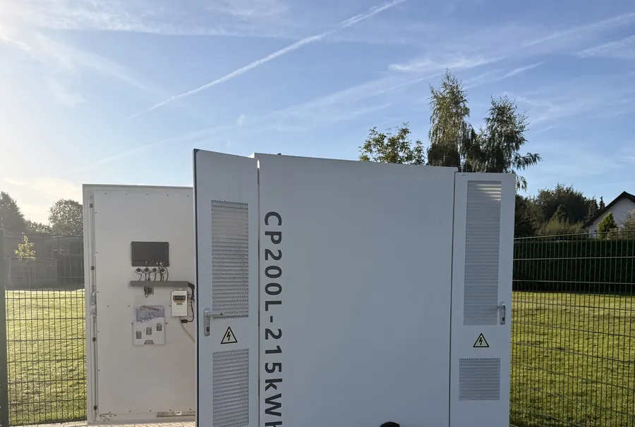 Batteriespeicher BESS-215 (CP200L-215kWh) neben dem ge&ouml;ffneten Anschlussschrank im Einsatz bei einem Kundenprojekt