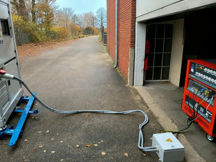 Mobile Lastbank am Gebäude, über einen Kabelweg an ein Aggregat angeschlossen